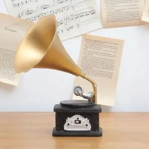 Статуэтка Граммофон. Размеры 27,7 х 11,4 см.