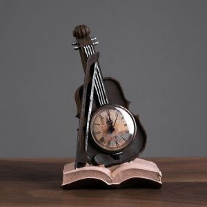 Часы. Скрипка на раскрытой книге.